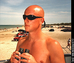 Kystlivredder Jeppe Bredahl Pedersen er reglementeret iført Wraparound-style-solbriller - Dog savnes en solhat ;-) 